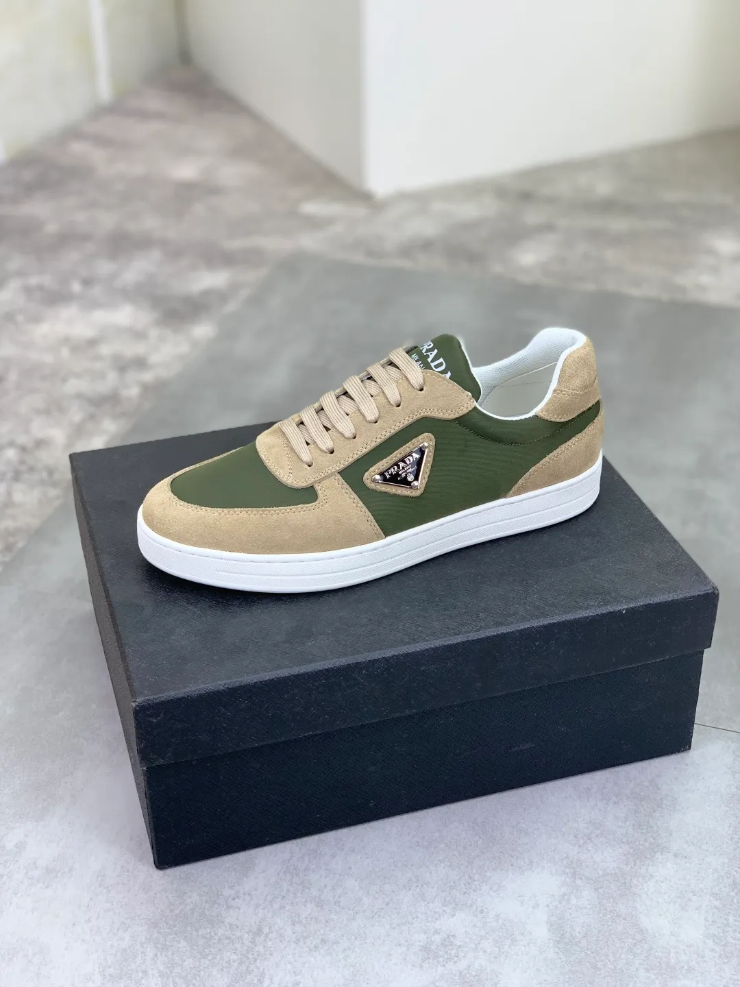 Men's Men's Shoes💰P440💰[New Style] The latest classic model of high-quality PRADA breathable and comfortable men's shoes has been launched on the official website in 1:1 reproduction, synchronized in Hong Kong counters and on the same catwalk; all made of calfskin with breathable mesh fabric ➕Imported soft and comfortable sheep Leather lining, 🍡🍡original 1:1 rubber outsole, non-slip and wear-resistant; comfortable to wear, attractive style, fine workmanship, and simple and neat shoe last, showing a man's courage and toughness, 👍size 38 to 44; 5️⃣colors🉑️ to choose from